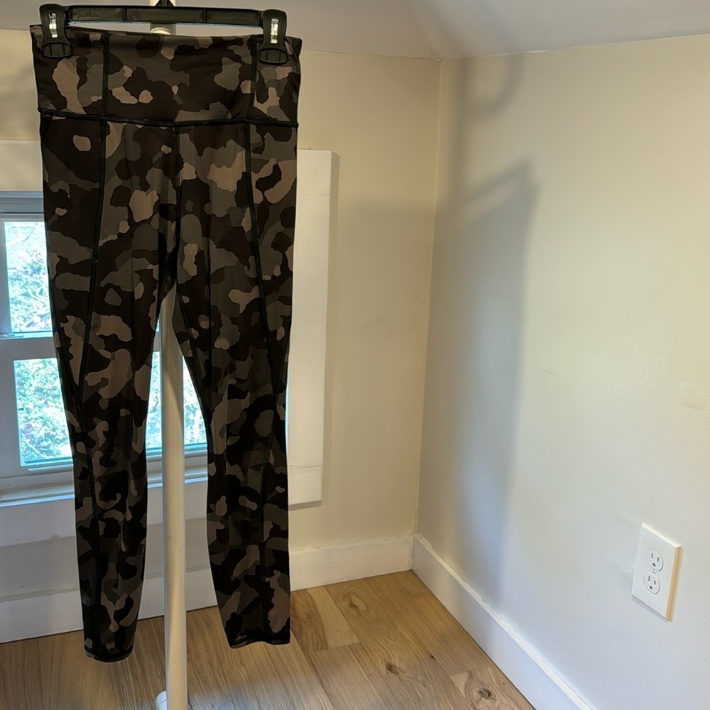 Athleta lightning Camo Leggings, Size XS